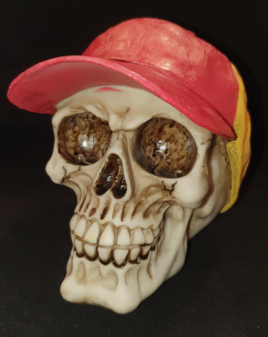 Totenkopf Spardose Deko Skull mit Fischermütze braun 