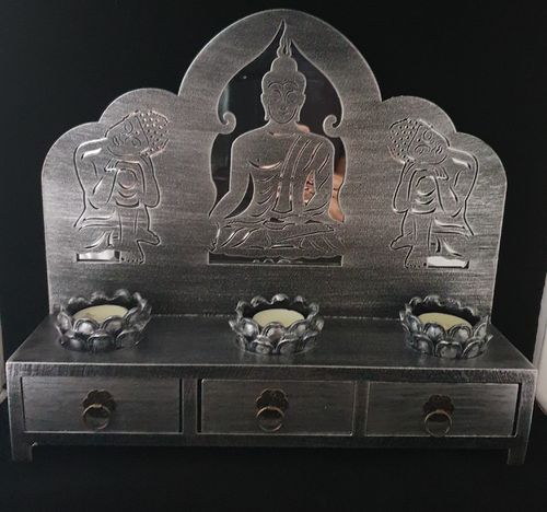 Budha Schränkchen mit Wand und Kerzen
