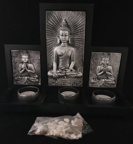 Buddha Wand mit Kies und Teelichthalter