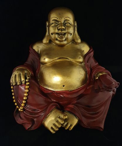 gold roter Buddha sitzend