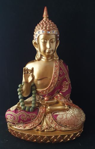 Buddha mit Kette mit Stoffkleidung rot