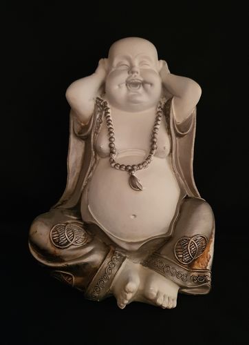 weisser chinesischer Buddha sitzend gross nichts hören